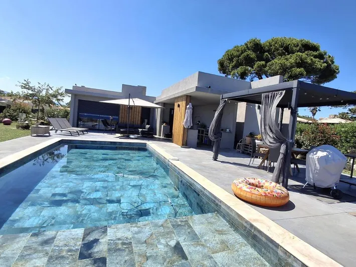 Villa für 9 Personen, mit Terrasse und Ausblick sowie Pool und Garten - 1