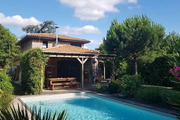 Gîte pour 8 personnes, avec jardin à Léognan