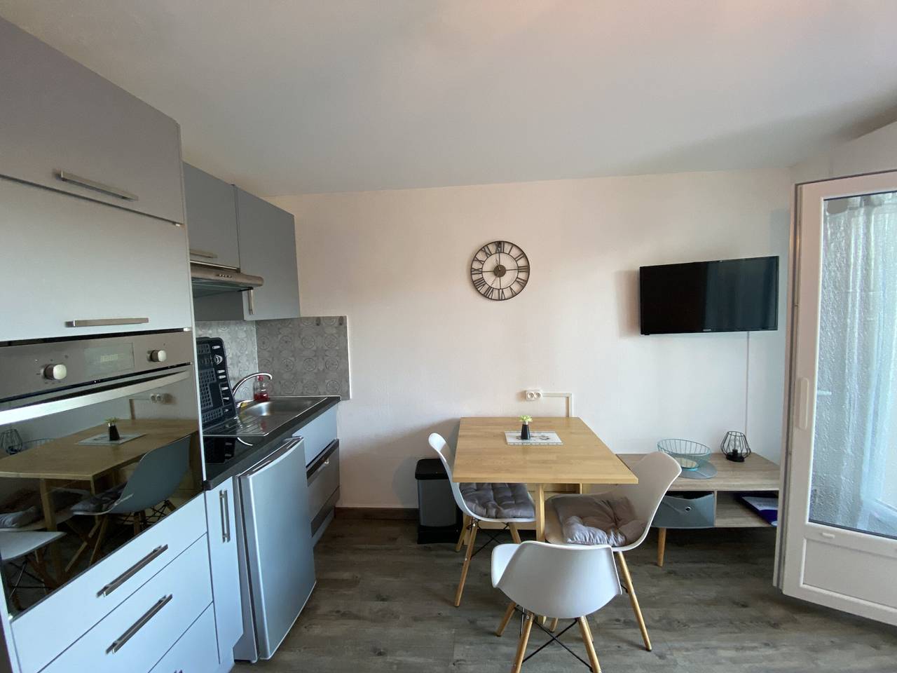 Ganze Wohnung, Charmantes T2 mit Terrasse in der Nähe von Thermes du Connétable, Wi-Fi, Geschirrspüler in La Roche-Posay, Vienne