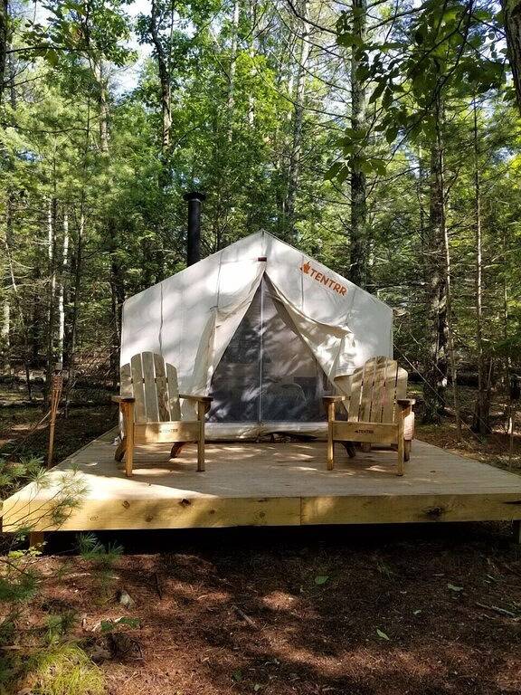 Vacation rental for 4 people, with yard and hot tub in Catskill Mountains