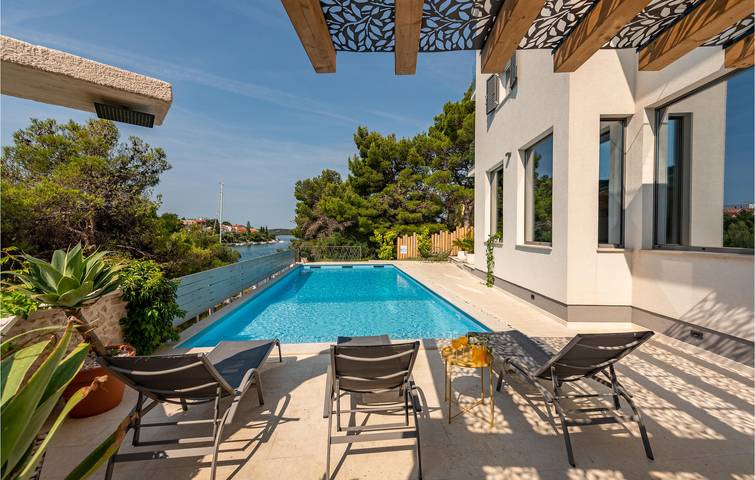 Reizende 1-Zimmer-Wohnung mit Pool, in der Nähe der Küste und des Stadtzentrums von Zaboric in Žaborić, Šibenik-Knin