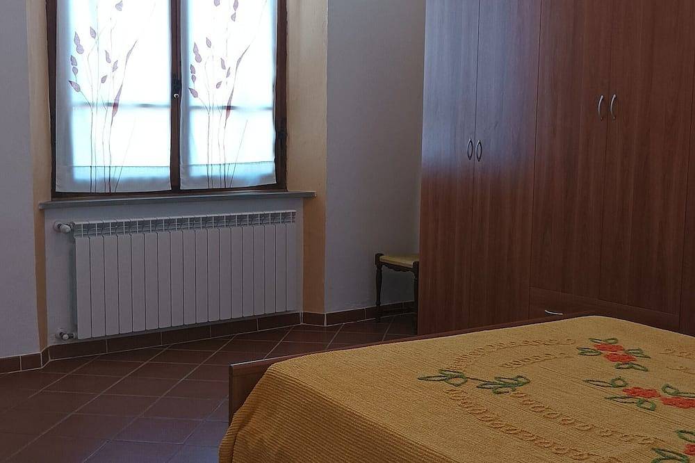 Spacious apartment strategically located for visiting Siena and province in Sovicille, Provincie Siena