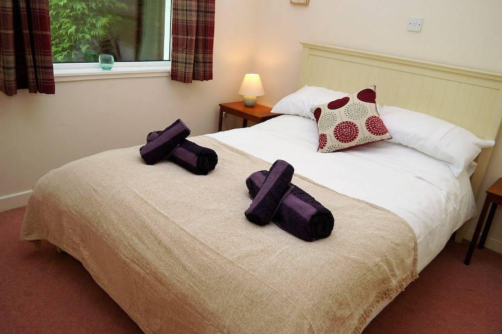 Moriston Cottage -  a cottage that sleeps 4 guests  in 2 bedrooms in Lochcarron, Highlands