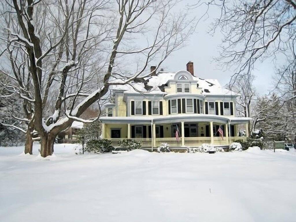 The West Lane Inn - Double Queen Room in Ridgefield, Fairfield County