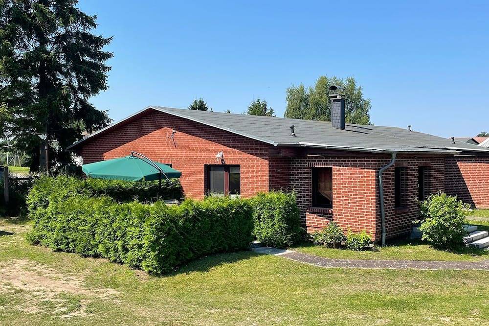 Große Ferienwohnung mit Terrasse in Neppermin am Achterwasser in Neppermin, Benz