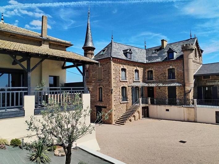 Gîte pour 7 personnes, avec jacuzzi ainsi que jardin et piscine, adapté aux familles à Saint-Amour-Bellevue