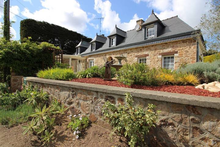 Gîte pour 8 personnes, avec Terrasse ainsi que Jardin et Vue à Lézardrieux