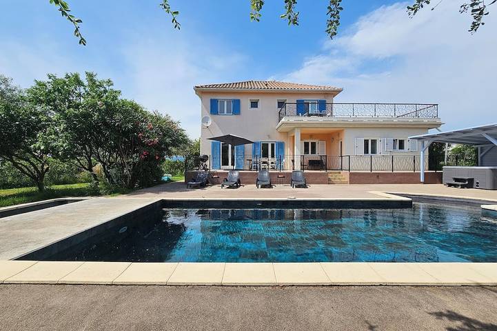 Location de vacances pour 8 personnes, avec terrasse et jacuzzi à Oupia