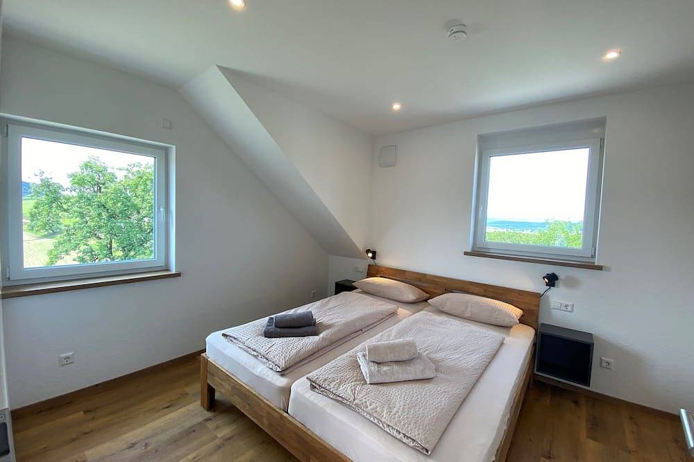 Ganze Wohnung, Frisch renovierte Ferienwohnung Hopfenblick 100qm 6 Personen Dachterasse in Tettnang, Region Bodensee-Oberschwaben