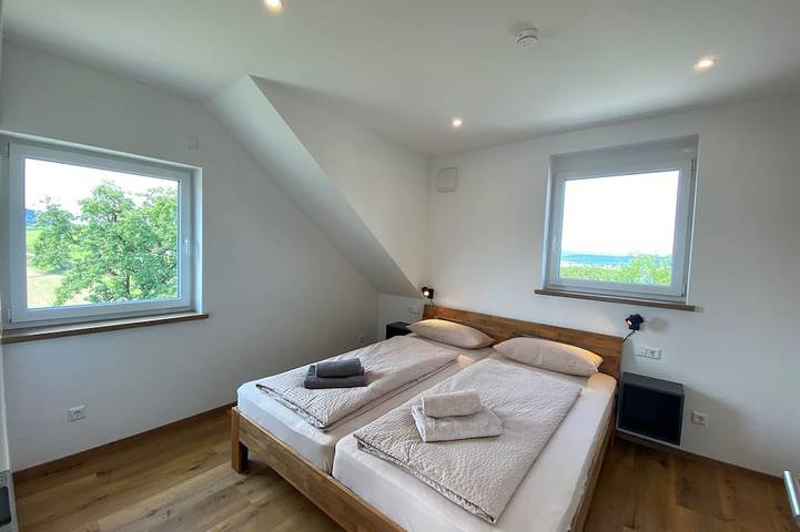 Ganze Wohnung, Frisch renovierte Ferienwohnung Hopfenblick 100qm 6 Personen Dachterasse in Tettnang, Region Bodensee-Oberschwaben