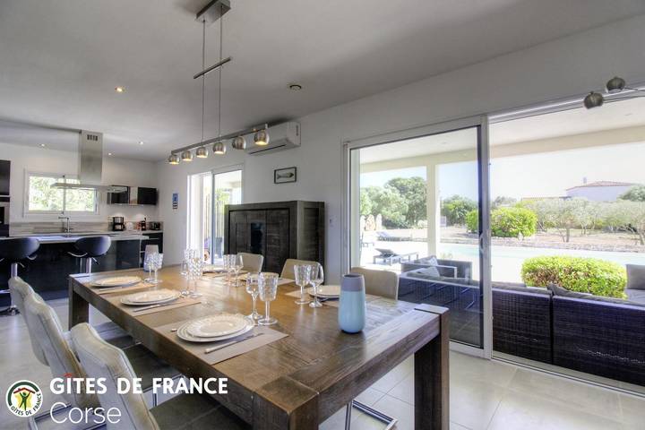 Gîte pour 6 personnes, avec Terrasse ainsi que Jardin et Piscine à Bonifacio - 4
