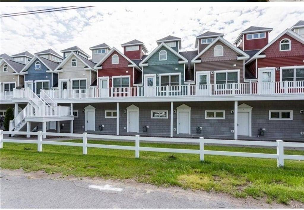 Townhouse on water with boathouse! in Alexandria Bay, Jefferson County (NY)