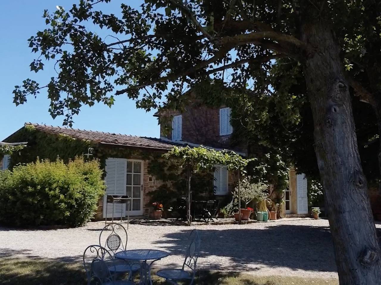 Ganze Wohnung, Eleganz der Toskana mit Blick auf die Hügel und Vignetten, den Garten und das Schwimmbad in Foiano della Chiana, Arezzo Provinz