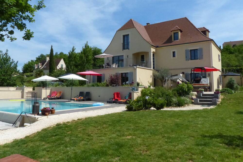 Appartement entier, La Figue: Luxe Appartement pour 4 personnes avec terrasse privée et une grande piscine + sauna. in Saint-Julien-de-Lampon, Quercy