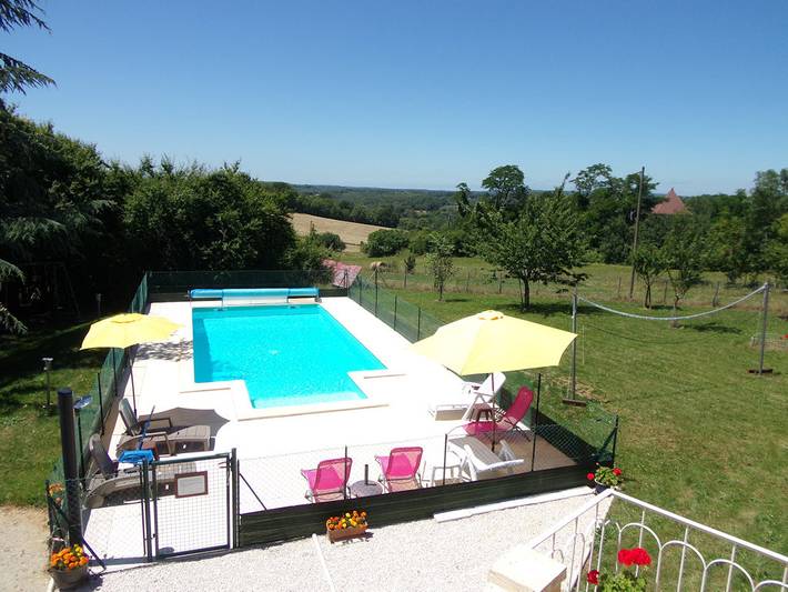 Gîte pour 12 personnes, avec jardin ainsi que piscine et terrasse