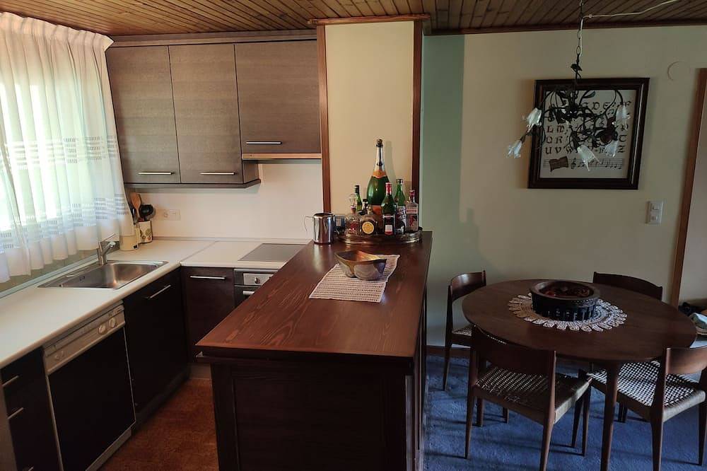 Entire apartment, Cozy apartment with beautiful mountain views in Candanchú, Aisa
