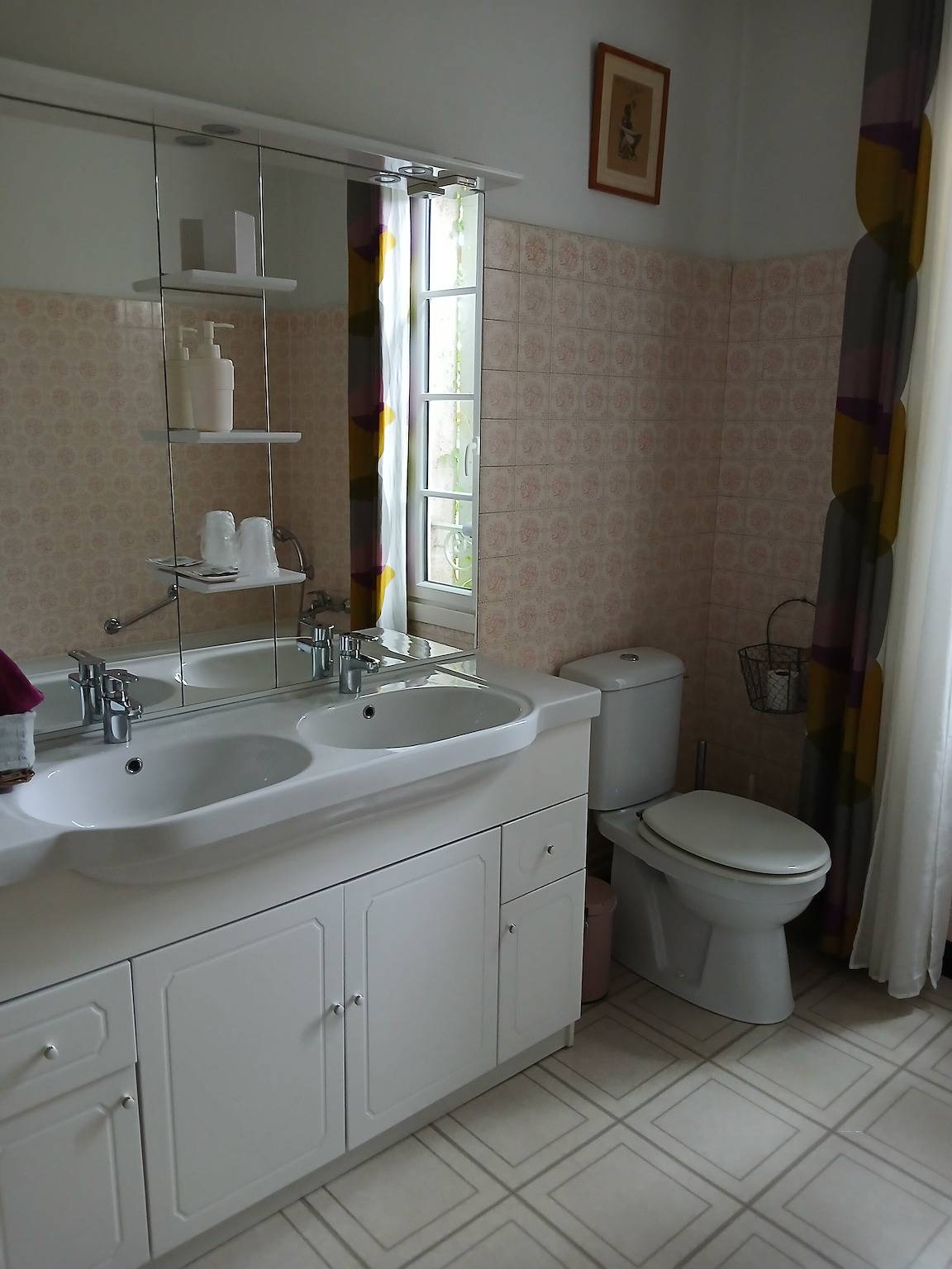 Guest Room 'Hortensia 4p' with Shared Garden and Wi-Fi in Saint-Aignan, Romorantin-Lanthenay region