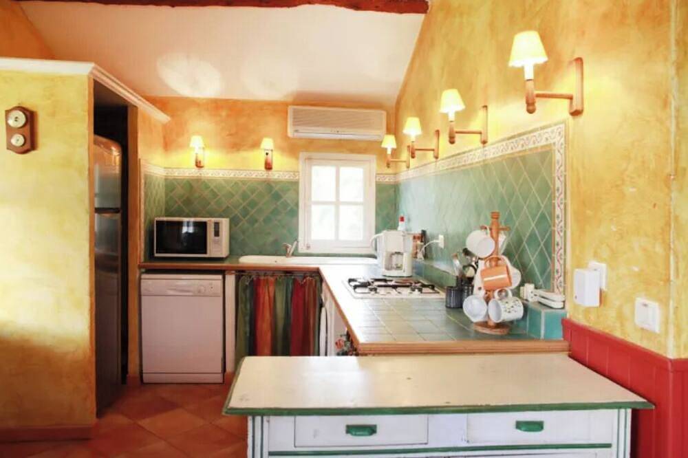 Entire apartment, Gauguin - Bright family apartment with terrace and park view in Fourques, Nimes region