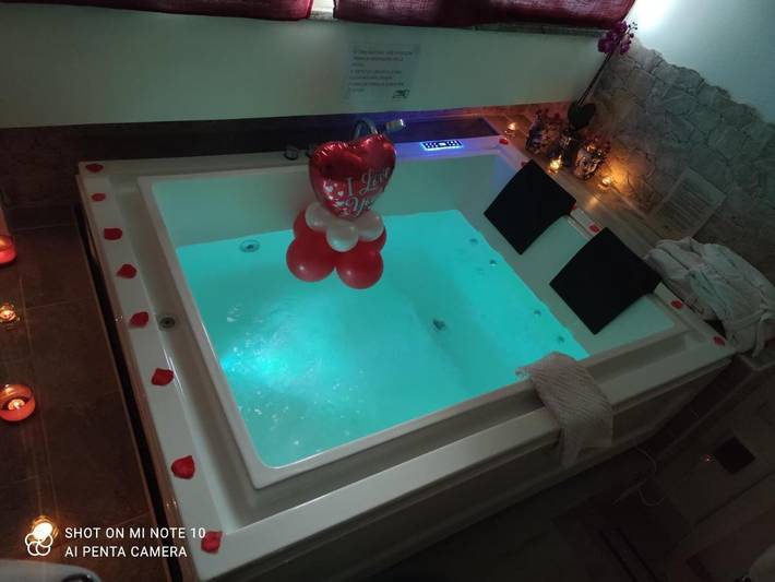 Ferienwohnung für 2 Personen, mit Balkon und Whirlpool sowie Terrasse und Pool