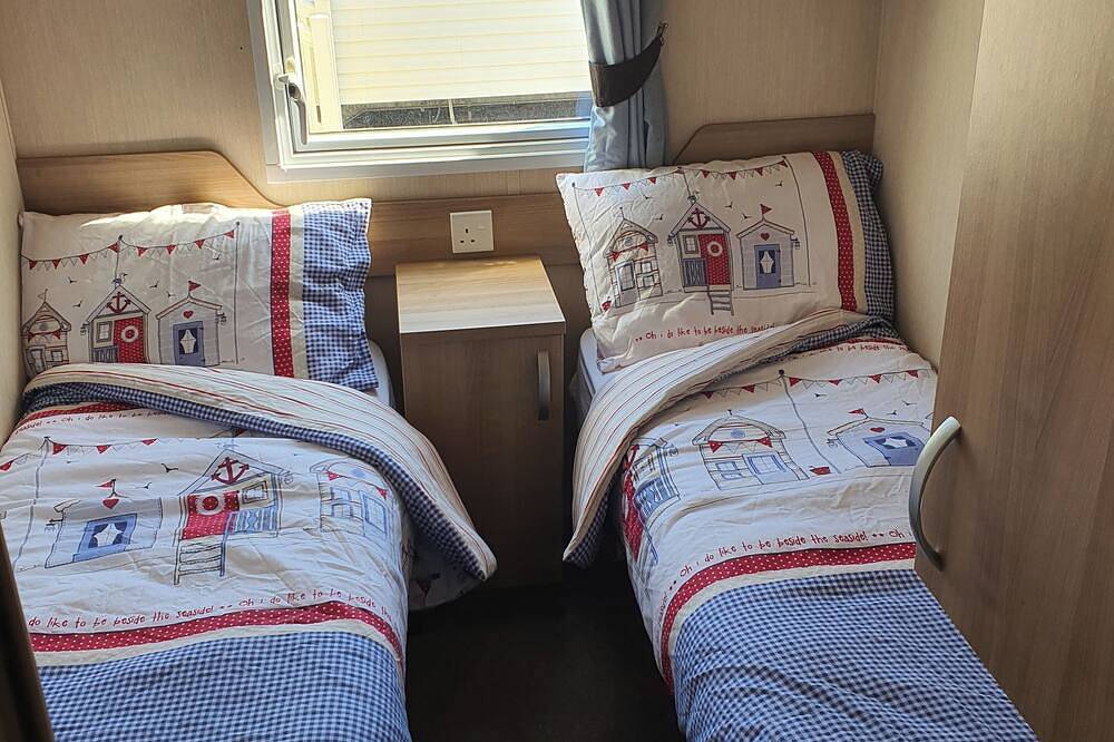 3-Bed Caravan, Sleeps 8 with Enclosed Decking in Thornton-Cleveleys, Lancashire