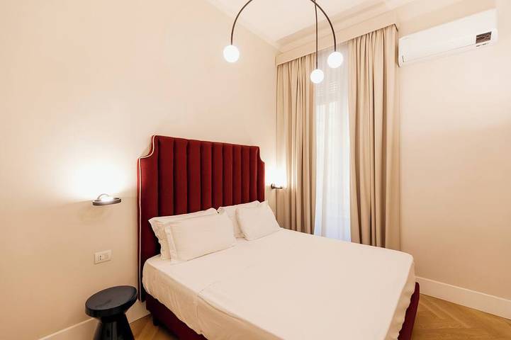5 minutes from Naples' historic center and 2 minutes from Line 1, Università Station. in Neapel, Neapel Provinz