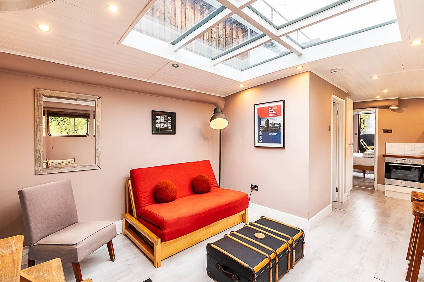 Bright & Modern Kew Bridge Houseboat in Hounslow (borough), Londen