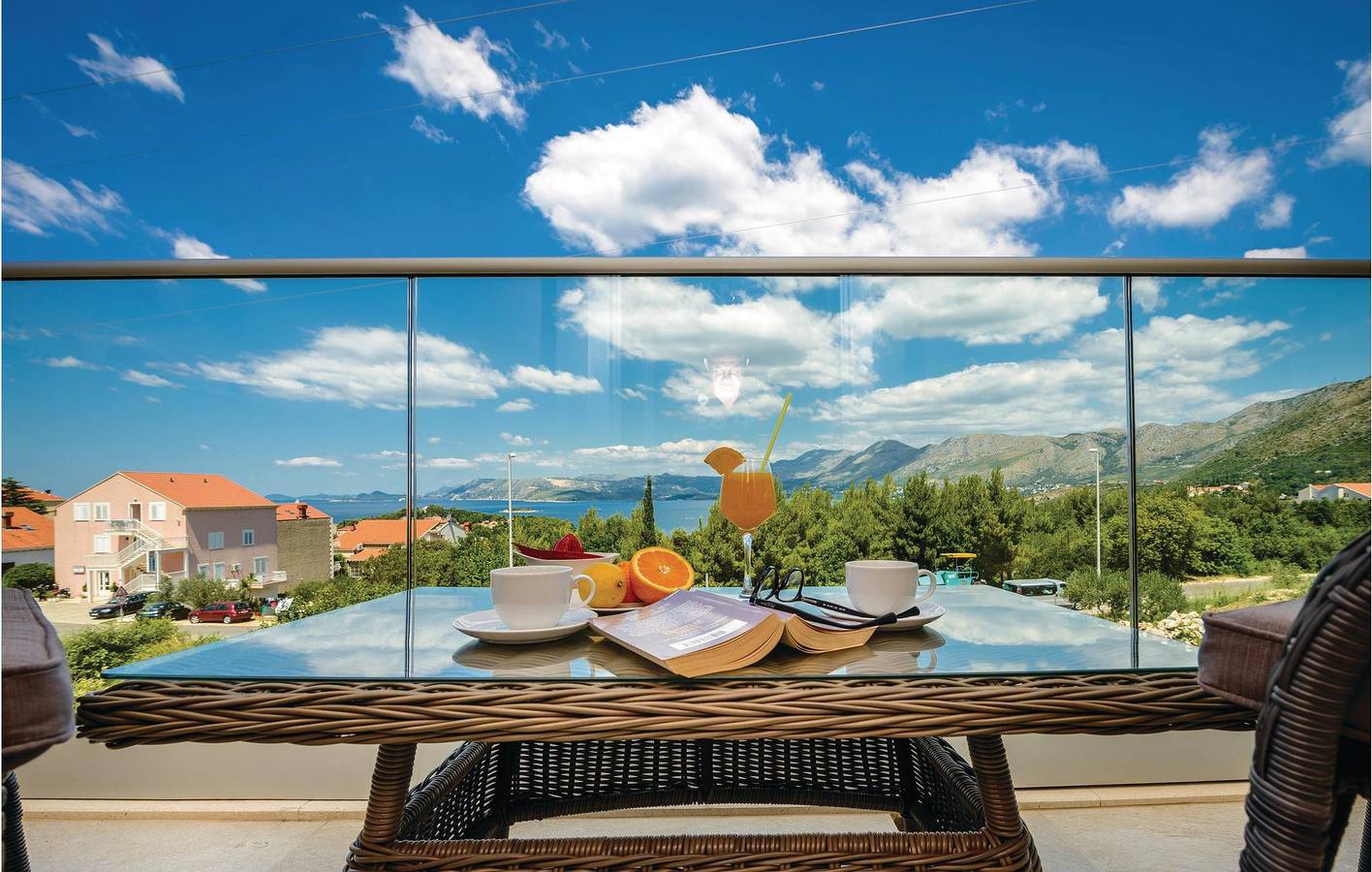 Entire holiday apartment, Cozy Sea View Apartment with Terrace & Parking, 800m to Beach in Cavtat, Cavtat (Dalmatia)
