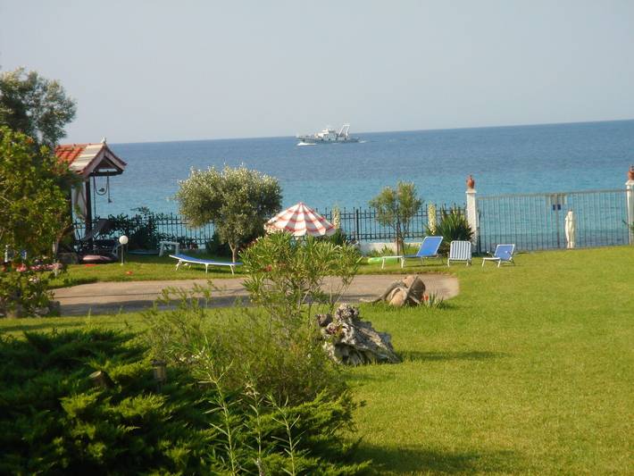 Aus dem Garten direkt an den Strand in Nea Skioni, Cassandra