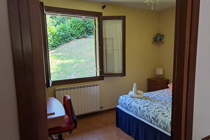 Chalet independiente, fresco, soleado y tranquilo con amplio jardín. in Barni, Lago de Como