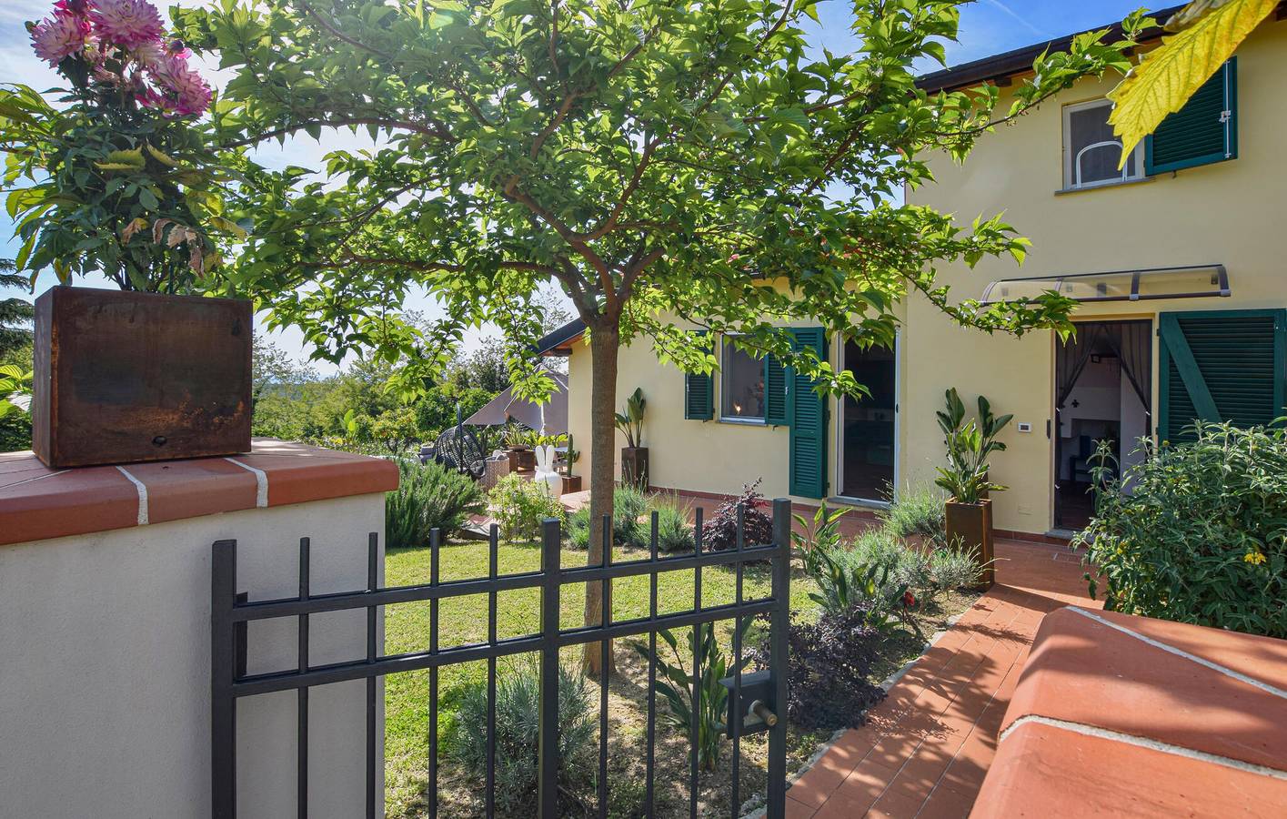 Apartamento frente al mar con jardín, wifi y aparcamiento, cerca de restaurantes y del río in Camaiore, Costa de la Maremma