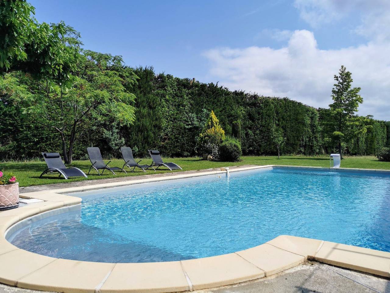 Holiday home in the countryside with swimming pool in Bédarrides, Vaucluse