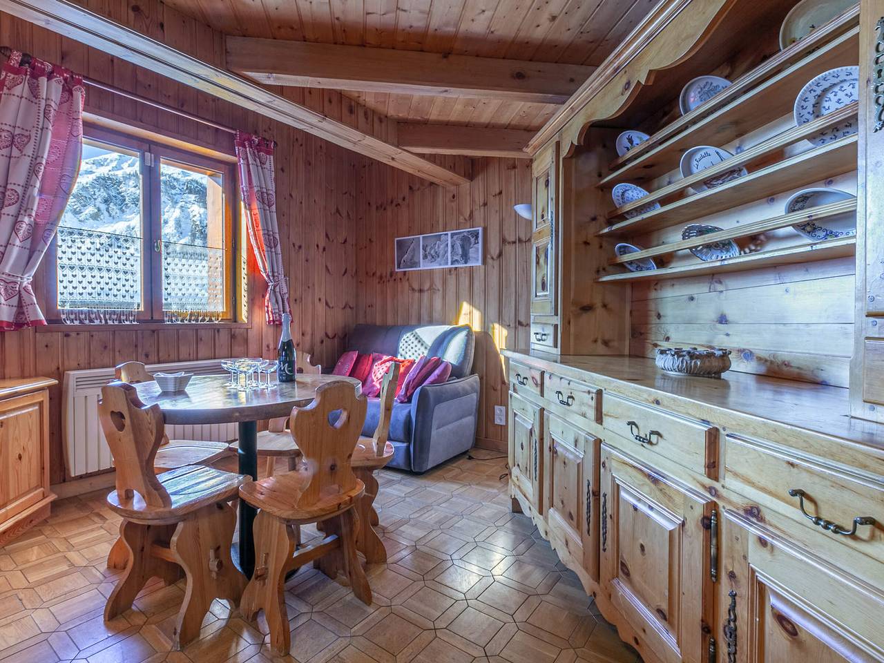Geheel appartement, Mountain-Style Duplex Apartment in Rustic Chalet, Village Center, Ski-In/Ski-Out in Val-d'Isère, Massif de la Vanoise