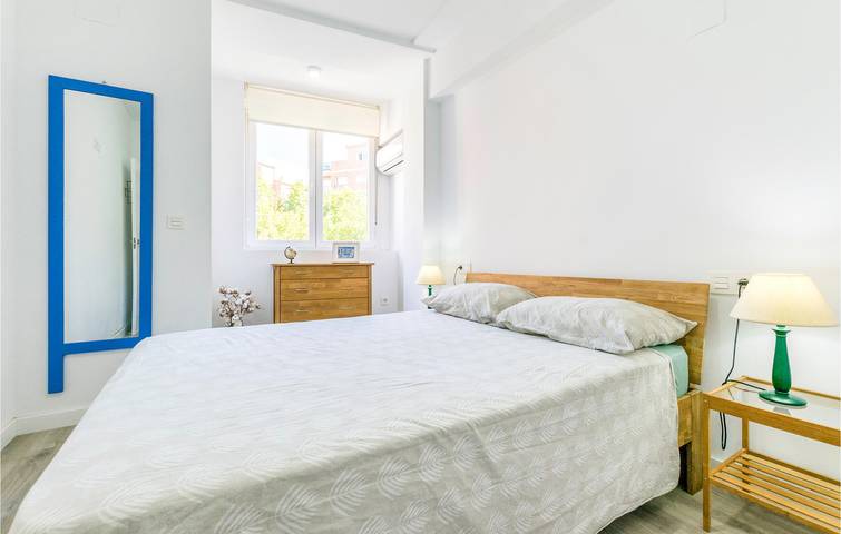 Ganze Ferienwohnung, Gemütliches Apt mit WiFi, AC & Parkplatz, Nähe Stadtzentrum & Fluss in Zaidín - Vergeles, Granada
