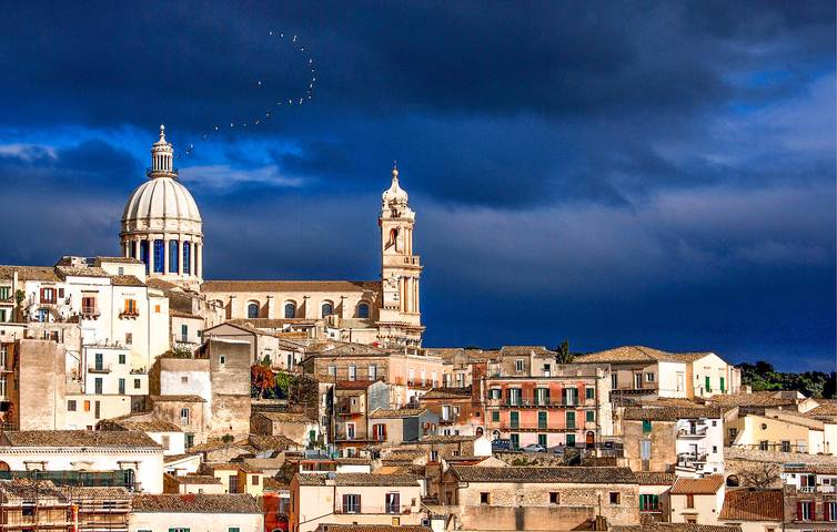 Entire holiday apartment, Modern Apartment near Ragusa City Center - AC, WiFi, Parking in Ragusa, Ragusa Province