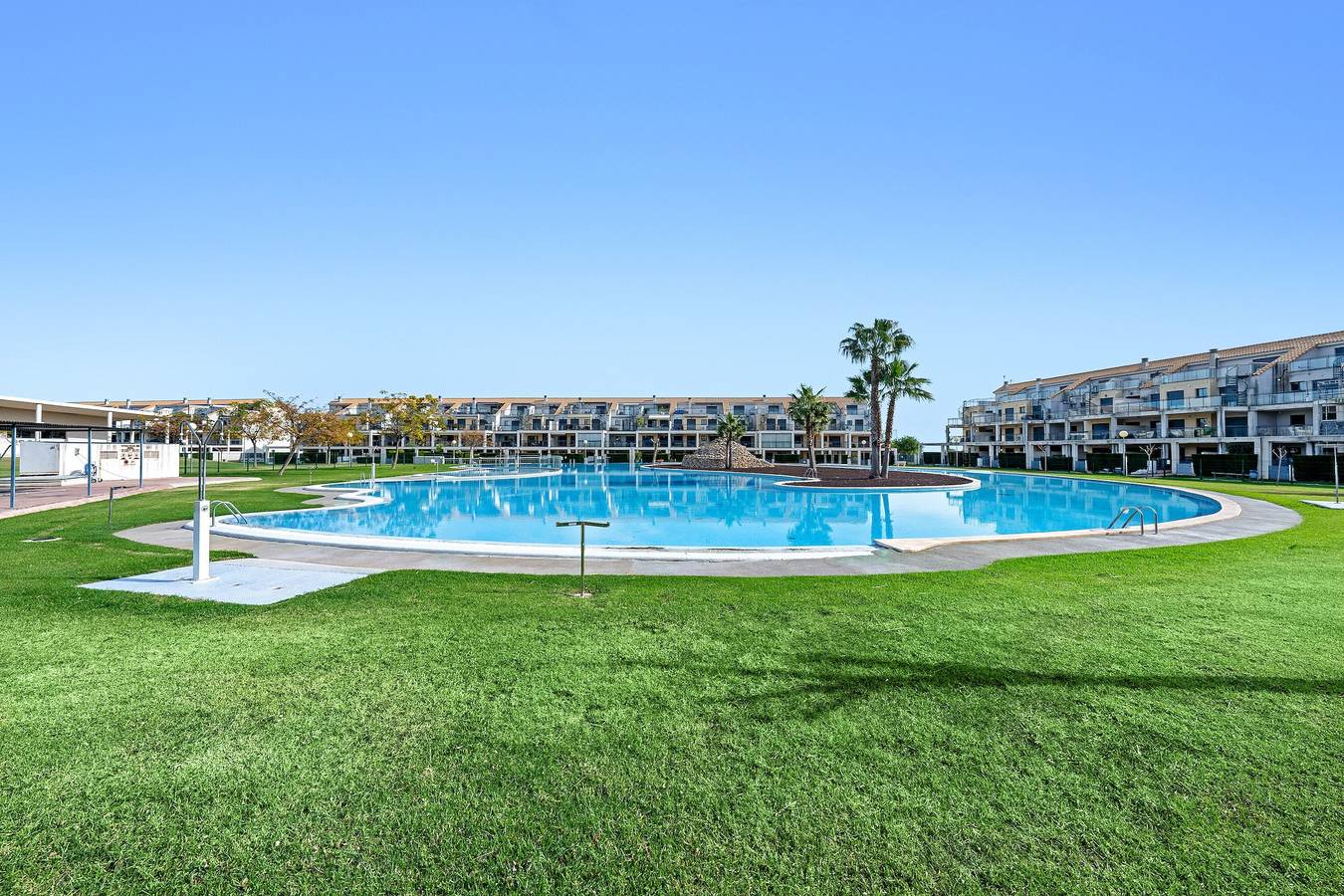 Apartamento entero, Apartamento 'Panorámica Golf Resort' con piscina compartida, Wi-Fi y aire acondicionado in Panoramica Golf (Vinaros), San Jorge
