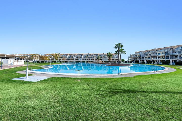 Apartamento entero, Apartamento 'Panorámica Golf Resort' con piscina compartida, Wi-Fi y aire acondicionado in Panoramica Golf (Vinaros), San Jorge
