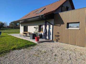 Gîte pour 6 personnes, avec jardin et vue dans Courlaoux