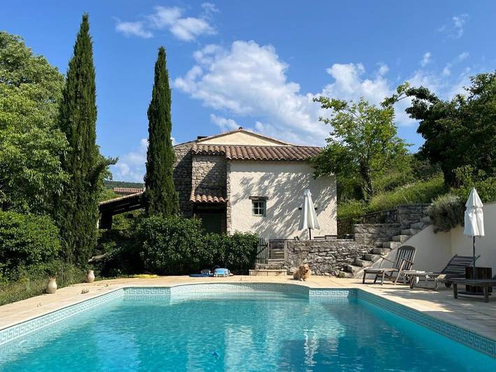 Location de vacances pour 7 personnes, avec Terrasse et Jardin ainsi que Piscine et Vue à Larnas