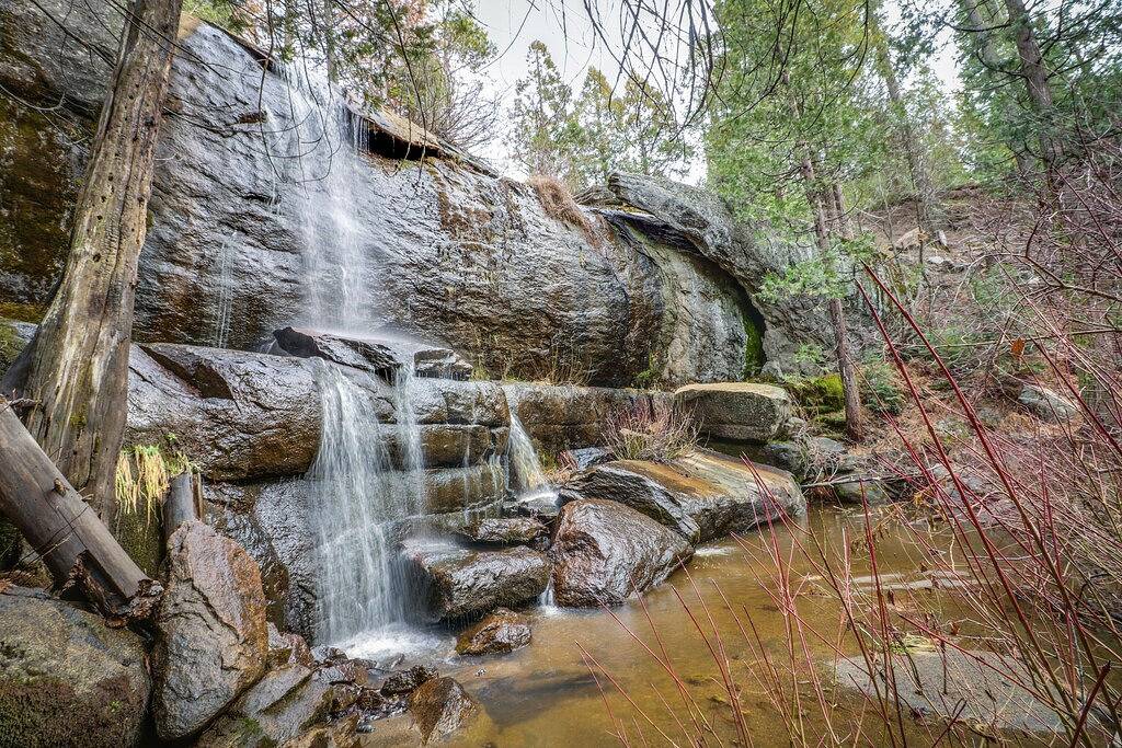 Einladende Bergblick Haus mit großer Terrasse, Billardtisch und einfachen Zugang zum See! in Ockenden, Shaver Lake