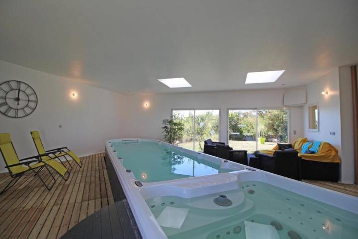 Location de vacances pour 8 personnes, avec jacuzzi et terrasse ainsi que jardin et piscine à Arnac-la-Poste - 2