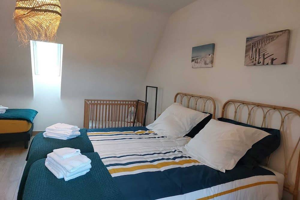 Grande maison 200m2 bord de mer 12 pers. avec jacuzzi 300 mètres de la plage in Kerlouan, Région de Brest