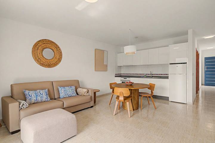 Ganze Wohnung, Ferienwohnung "Callao Beach 10" mit Bergblick, Terrasse und Wlan in Punta de las Mujeres, Haría