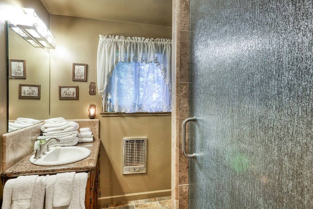 Gemütliche, familienfreundliche Hütte mit möblierter Terrasse - in der Nähe von Stadt, See und Ski in Shaver Lake, Kings Canyon Nationalpark