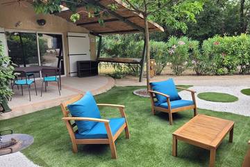 Gîte pour 2 personnes, avec piscine et jardin à Quissac