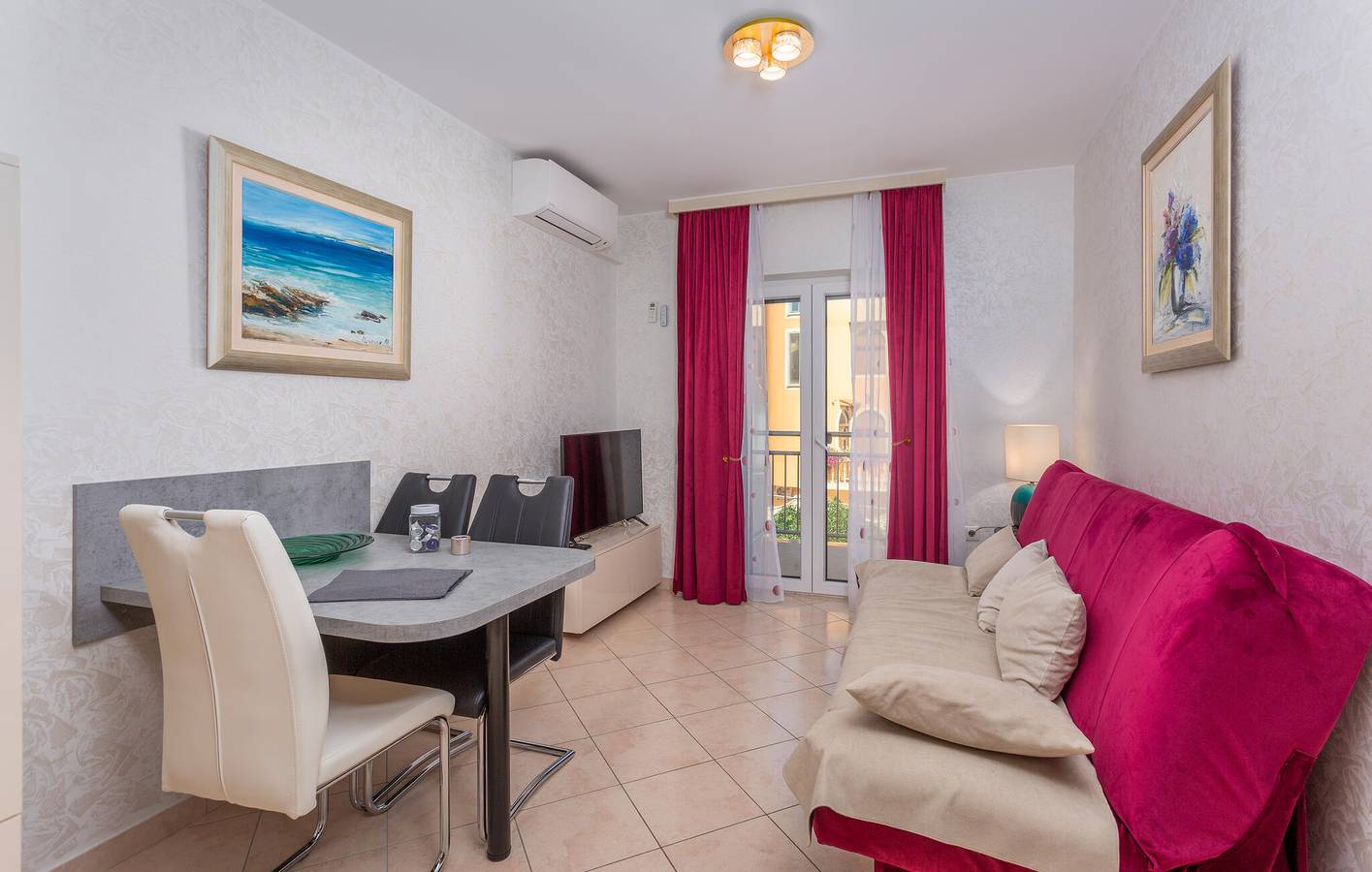 Ganze Ferienwohnung, Gemütliche Ferienwohnung mit Terrasse, WLAN und Garage, 2,5 km vom Strand entfernt in Malinska-Dubašnica, Krk
