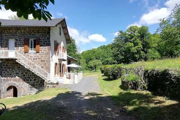Location de vacances pour 5 personnes, avec terrasse et jardin à Marmanhac