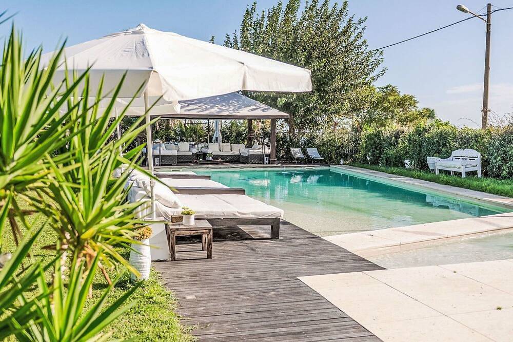 Entire apartment, Lovely apartment for 6 guests with pool, Wifi, Tv, patio, pets allowed and parking in Albisola Capo, Albisola Superiore