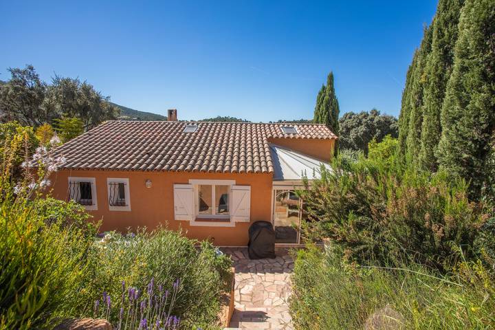 Maison de vacances "Mon Petit Coin De Paradis" avec vue sur le lac, piscine privée et Wi-Fi in La Londe-les-Maures, Côte méditerranéenne (France)