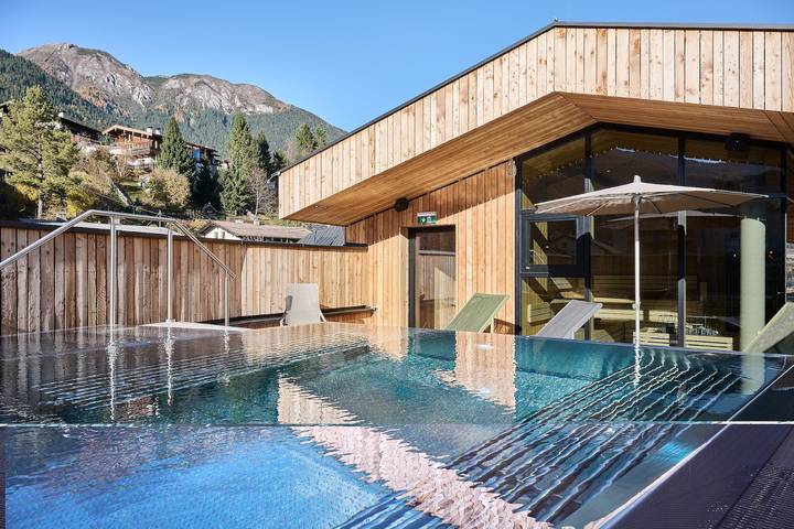 Ferienwohnung für 6 Personen, mit Terrasse und Whirlpool sowie Garten und Sauna