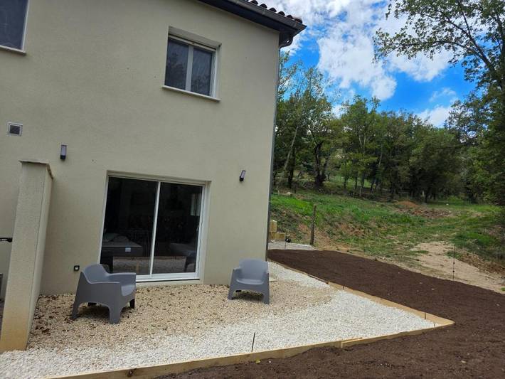 Gîte pour 4 personnes, avec terrasse ainsi que piscine et vue, animaux acceptés à Saint-Julien-du-Serre